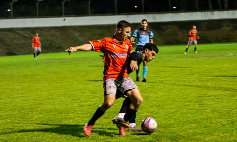 Ganaba uno a cero Estudiantes ante Colonias y Cerros y suspendieron por tormenta eléctrica