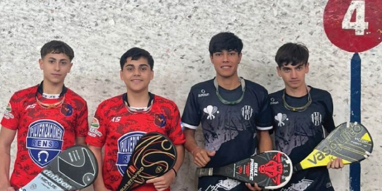 Pelotaris juveniles de Estudiantes en un torneo en San Cayetano