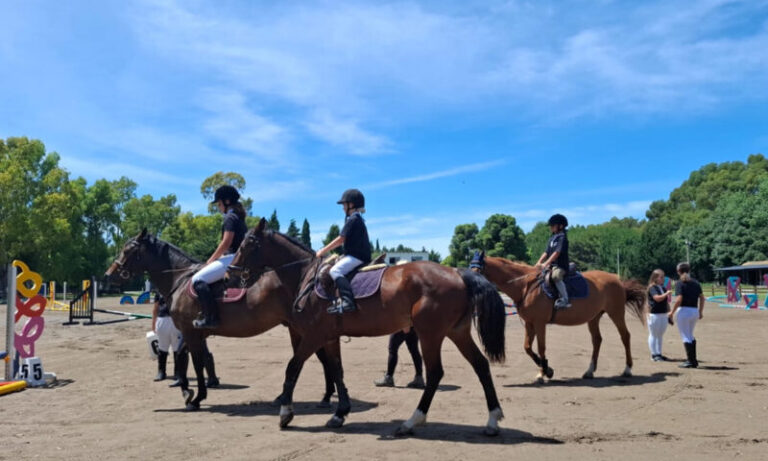 Encuentro de Saltos Hípicos en la pista de Estudiantes