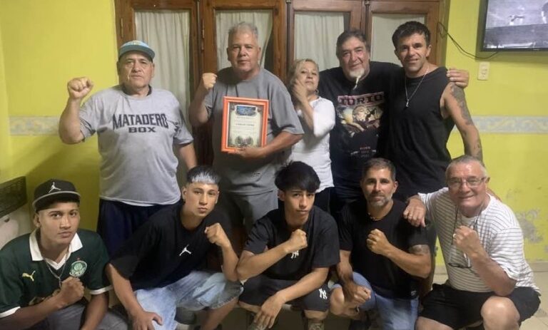 Carlos López agasajó a los formadores de jóvenes que practican boxeo