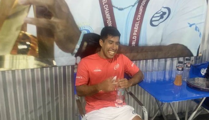 Federico Chingotto en un original torneo de padel en Mar del Plata