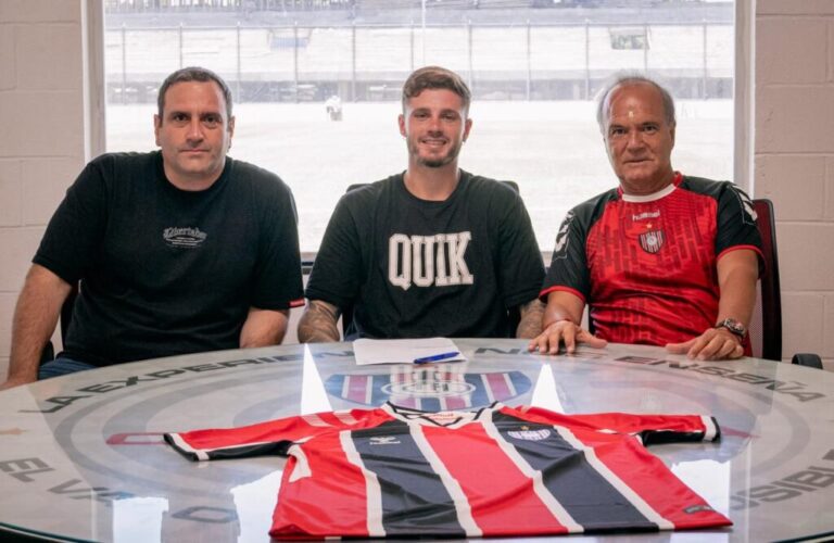 Juani Barbieri fue presentado en Chacarita tras rubricar el contrato