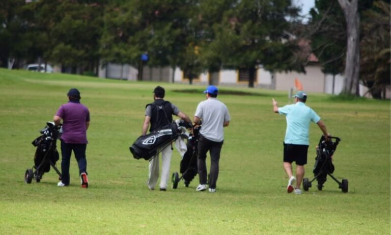 Adolfo Mosescu y Marcelo Alonso en el lugar mas alto del podio del golf en Estudiantes
