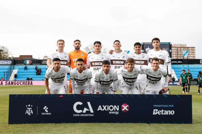 Mateo Mendía autor de uno de los penales en la victoria de Platense por Copa Argentina