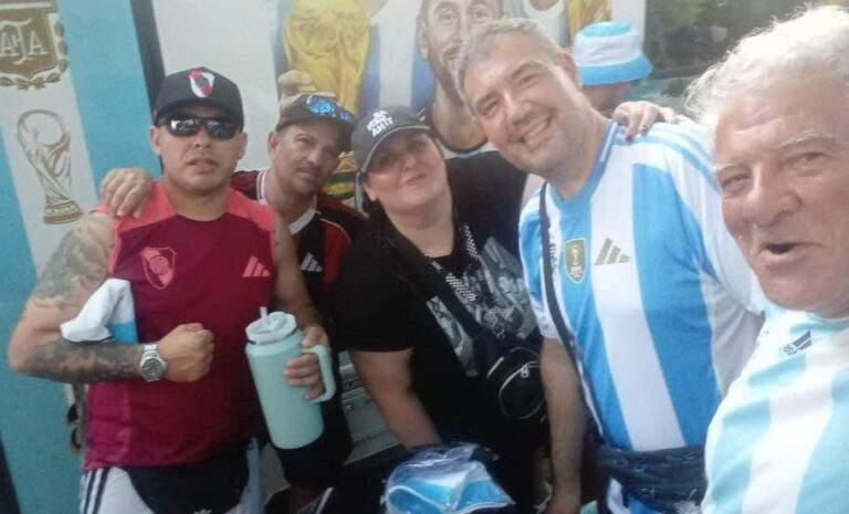 «Emblema» Modo Mundial:  Los argentinos realizaron un gran banderazo en apoyo de la Selección