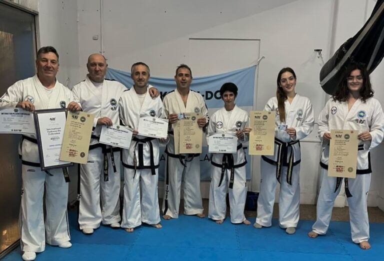 Entrega de certificados a graduados de Cinturones Negros de taekwondo