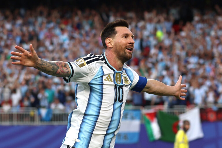 «Emblema» Modo Mundial: Messi abrazó la eternidad: tres goles para que Argentina vuelva a soñar despierta