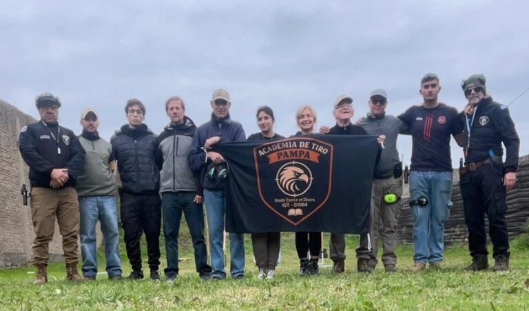 Curso de tiro defensivo con buena cantidad de adherentes