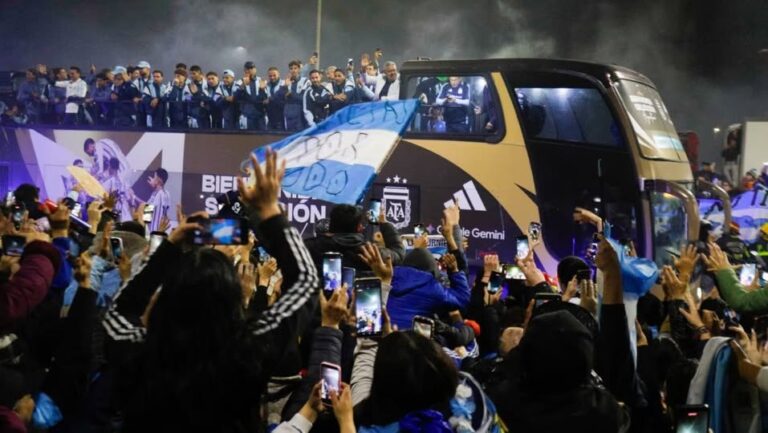La Selección volvió del Mundial: multitud en Ezeiza micro descapotable y un emotivo recibimiento