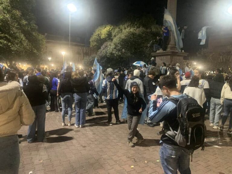 Familias enteras festejaron el triunfo argentino en el centro de la ciudad