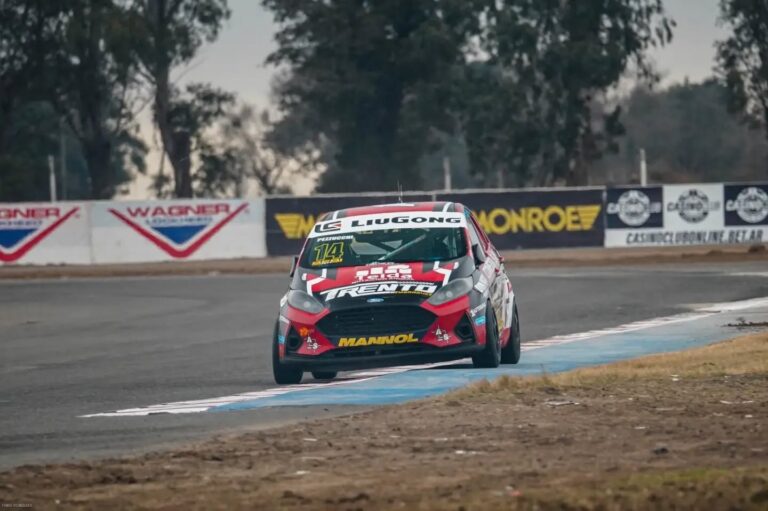 Valentino Spinella y Nicolás Pezzucchi vieron la bandera a cuadros en  Río Cuarto