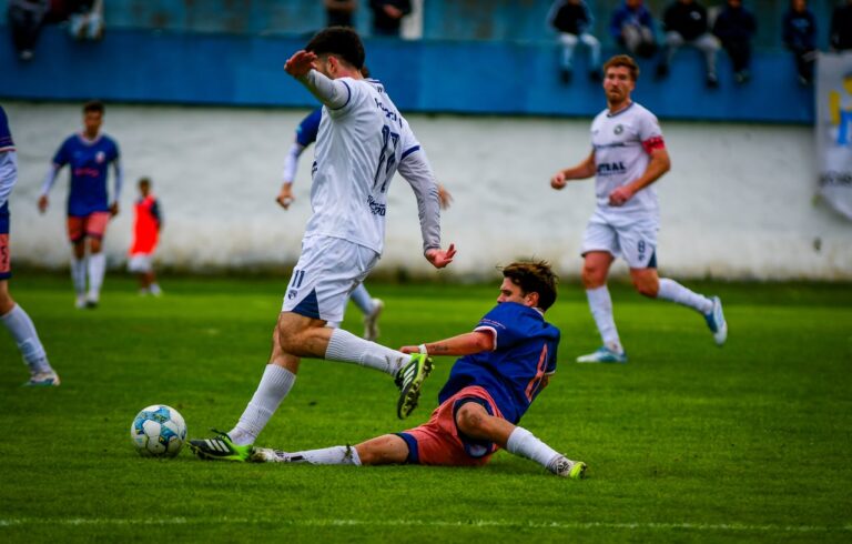Racing y una alegría por partida doble: Victoria y clasificación