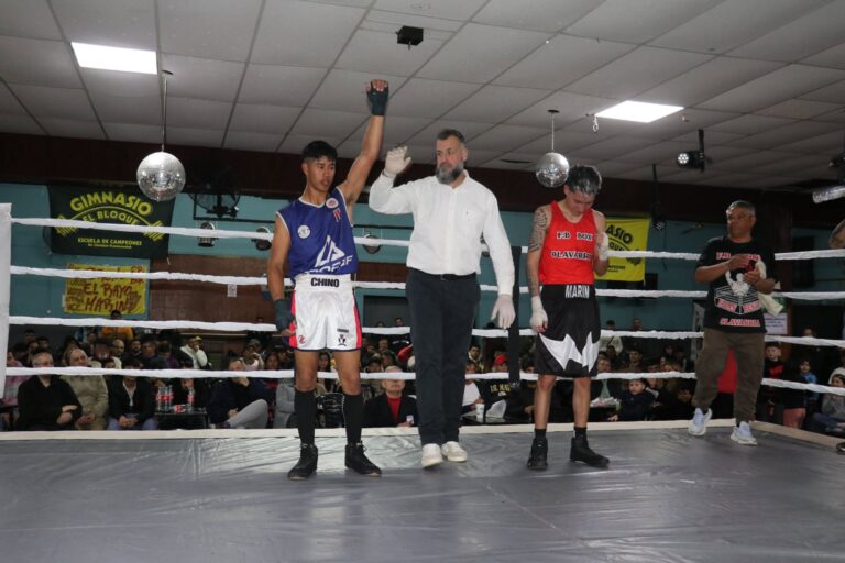 Catorce combates amateur animaron la velada de boxeo en El Fortín