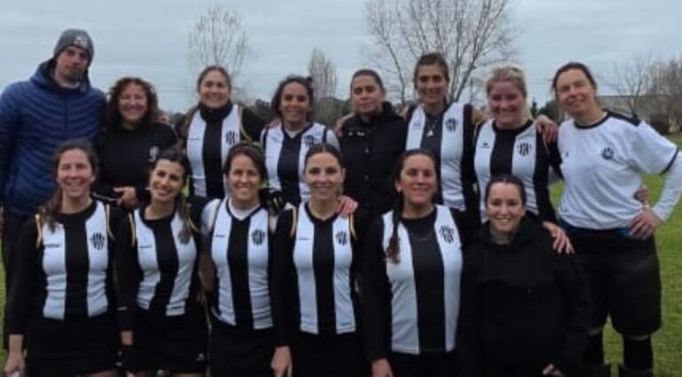 Estudiantes visitó el  domingo a Piazza por el  Torneo de Primera B de la Liga Azuleña de Hockey